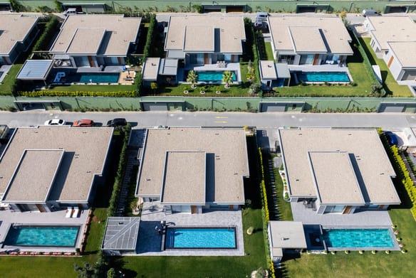 Brand Vadi – havadan villa siralari ve ozel havuzlar