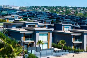 Brand Vadi – villa siralari ve tepe manzarasi