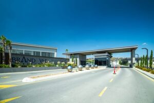Brand Vadi – site girisi ve guvenlik kapisi
