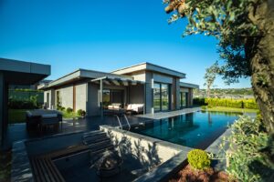 Brand Vadi – bahceden villa cephesi ve havuz