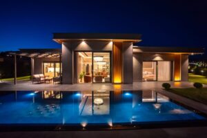 Brand Vadi – gece villa cephesi ve havuz