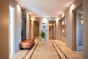 Brand Vadi – giris holu ve mermer zemin