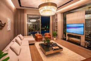 Brand Vadi – gece salon ve havuza bakan cam