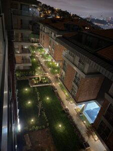 Mercury Çengelköy – gece yukaridan ic bahce ve sehir