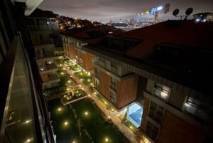 Mercury Çengelköy – balkondan bahce ve sehir isiklari