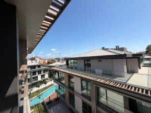 Nidapark İstinye Koru – terastan peyzaj ve havuz