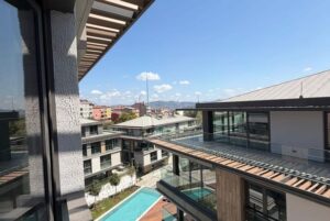 Nidapark İstinye Koru – pencereden havuz ve bloklar